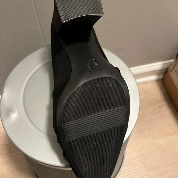 Brand New Naturalizer Heels Pumps Size 9 1/2 Black . No box - Picture 9 of 9